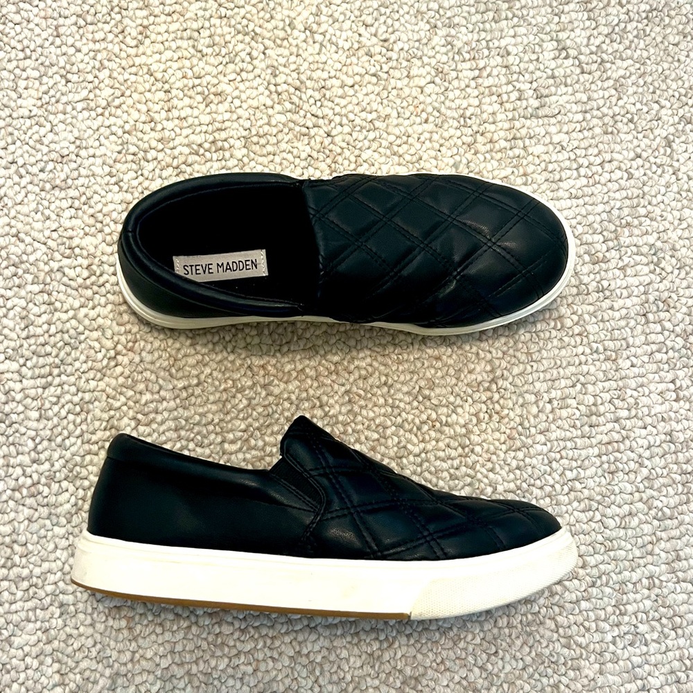 Steve Madden quilted synthetic leather slip on size 9.5. Good condition, worn 5x